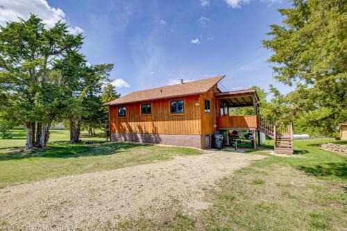 Fostoria Casa | Less Than 1 Mi to Tuttle Creek Lake Cabin with 2 Kayaks!