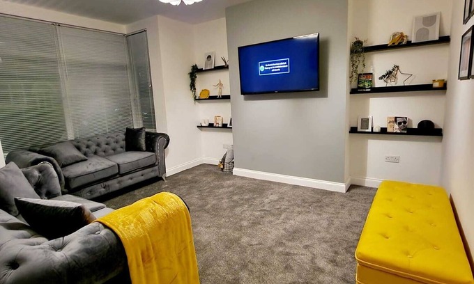 Doncaster Casa | Less than 1 mile from City centre and racecourse. Pet friendly.