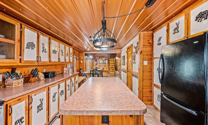 Townsend Cabina | Less than 1 Mile from the National Park! 3BR w/Hot Tub | Fireplace | Cade's Cove