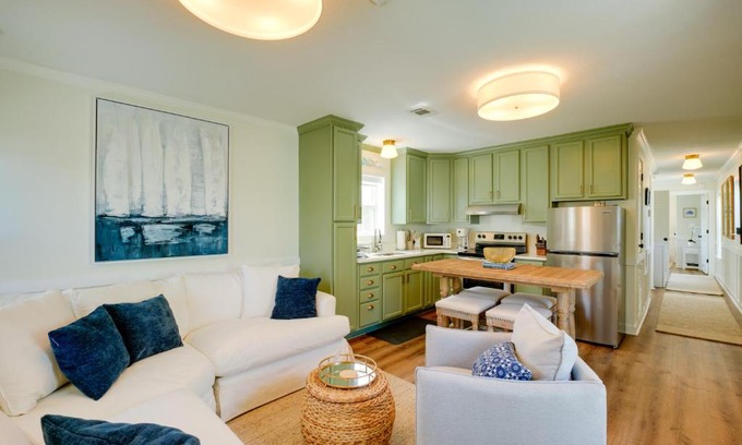 Pass Christian Casa | Less Than half Mi to Beach Gem with Lanai in Pass Christian