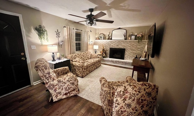 Victor Casa | Lester Lodge minutes to New River Gorge. Charming 4 bedroom house on 4.5 acres