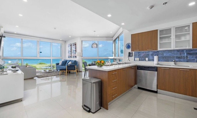 Palm Beach Condominio | Let the sea set you free with this 3BDRcorner unit
