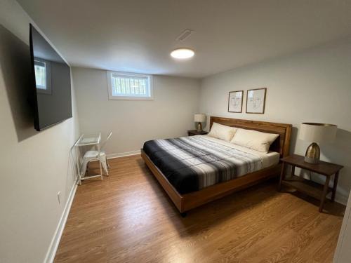 Barrie Casa | Letitia Heights !B Spacious and Quiet Private Bedroom with Shared Bathroom