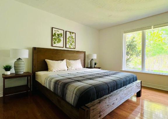 Barrie Casa | Letitia Heights !G Stylish and Spacious Private Bedroom with Shared Bathroom