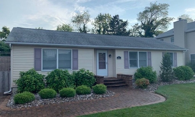 Lewes Casa | Lewes Beach Cottage - Quiet Quaint and Close To Everything!