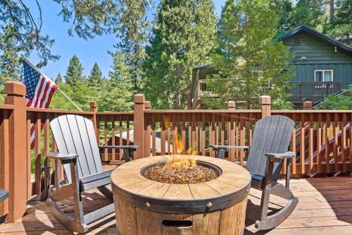 Sugar Pine Casa | Lewis Creek cabin near Yosemite king beds