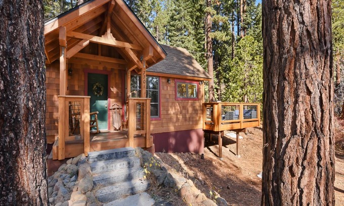 Kings Beach Cabina | Lewis Lair - Renovated, Dog-Friendly, Lake & Ski