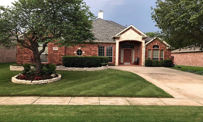Corinth Casa | Lewisville/Corinth Home with Pool/Jacuzzi 4-bedroom house