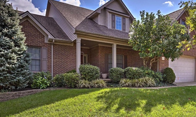 Beaumont Residential Casa | Lexington House with Spacious Deck and Fireplace!