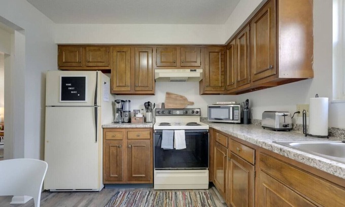 Newark Apartamento | Lexington Local - 2 BR 1 BA, Garage, Homey & Comfy