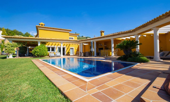 Empedrola Villa | Lg Villa de lujo de 5 camas con jardín y piscina con césped y vistas al mar y la montaña