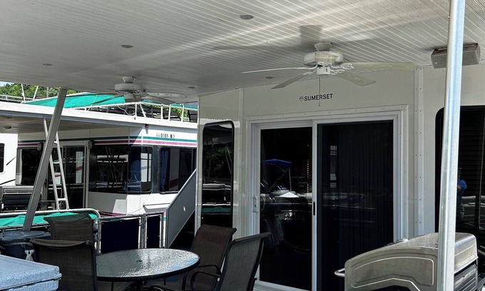 Byrdstown Alquiler De Eote | Liberty is a 6 bedroom houseboat on the Water at Dale Hollow Lake!