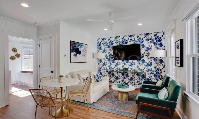 Historic District - North Apartamento | Liberty Lane Carriage House With Garage Spot!