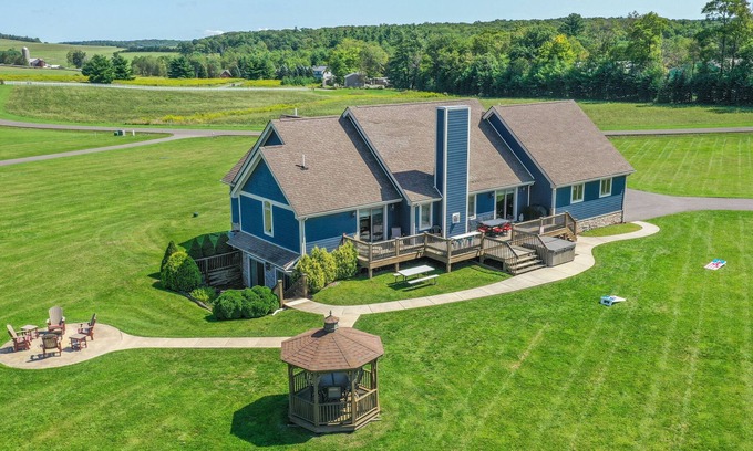 North Glade Hills Casa | License to Chill | Lake Access + Outdoor Space