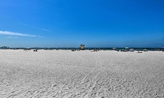 Sarasota Apartamento | Lido Key Hideout w/ Patio & Yard + Walk to Beach!