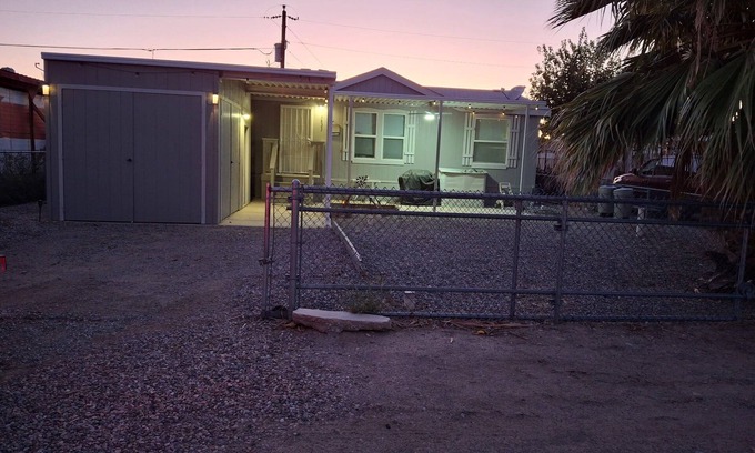 Mohave Valley Casa | Life a beach at the river 3-bedroom house in Mohave ValleynBy the river have fun