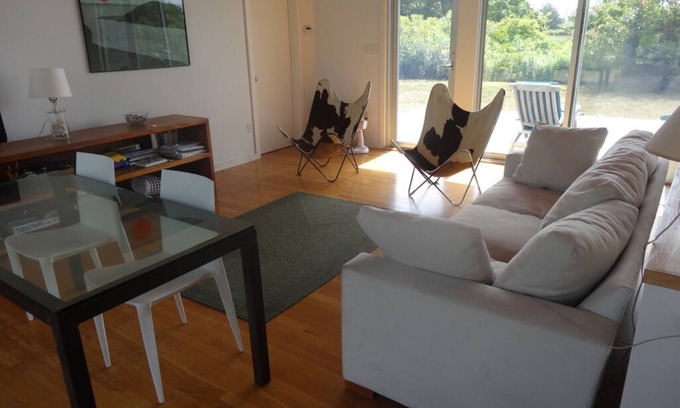 Chilmark Casa | Light and airy modern holiday cottage with access to private beach