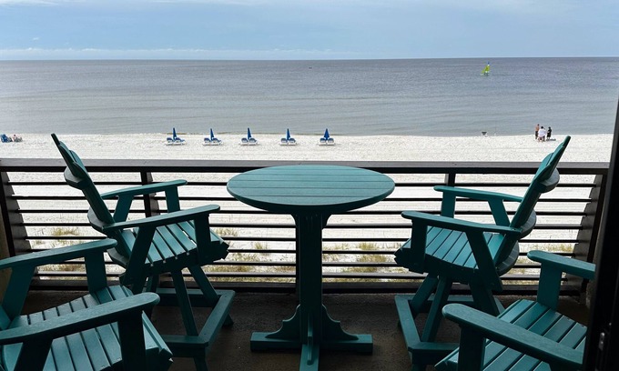Silver Sands Beach Condominio | Light and Beachy