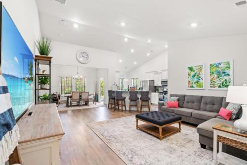 Red Hill Casa | Light and Bright 3BR with Backyard on Golf Course