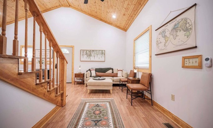 Smithville Casa | Light and Bright Cabin with open floor plan and loft minutes from Pates Ford Marina
