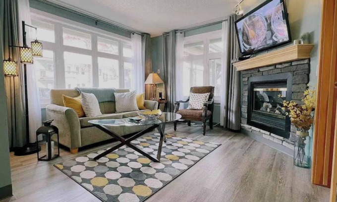 Canmore Cabina | Light&Bright Rocky Getaway/KingBed/Parking/Gym