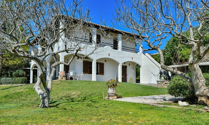 Anavyssos Apartamento | Light-filled 2BD home with Garden near the Beach