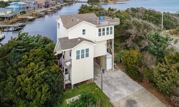 Brigands' Bay Casa | Light-filled canal front home w/deck, washer/dryer, private hot tub, central A/C