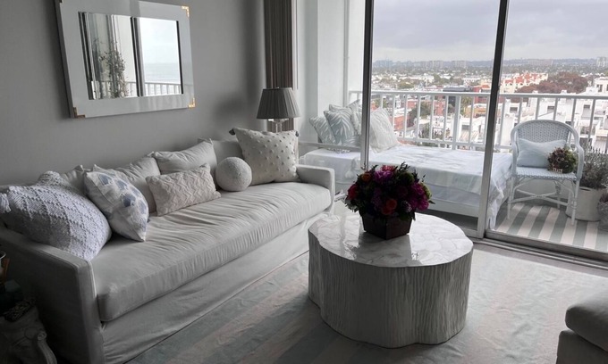 Ocean Park Apartamento | Light filled coastal one bedroom, on the beach, Olympic pool
