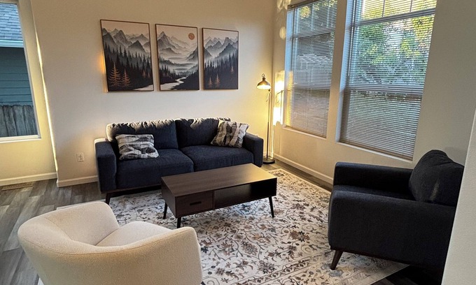Sherwood - Tualatin South Casa | Light-Filled Modern PNW Retreat — Tualatin 3BR