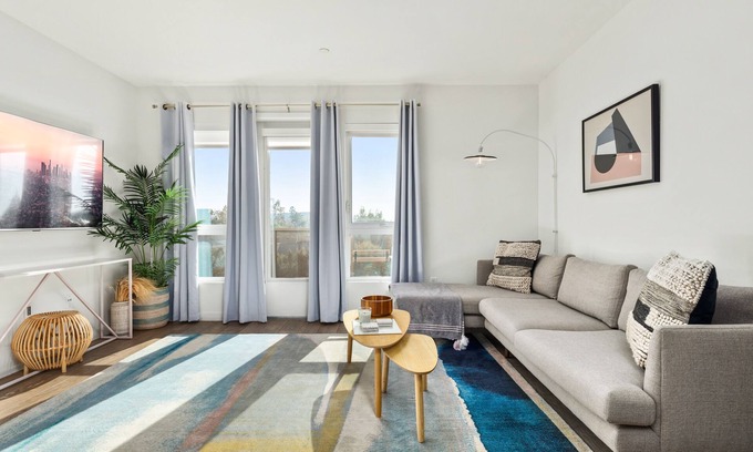 Carthay Circle Condominio | Light-Filled Sanctuary in Iconic Los Angeles