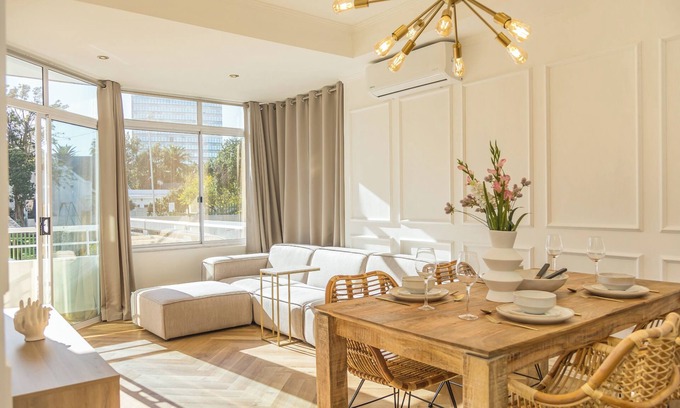 Three Anchor Bay Apartamento | Light-Filled Sea Point Apt | Pool and Coastal Stay