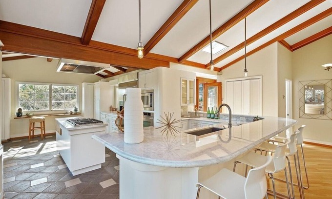 Fairfax Casa | Light filled, tree house, surrounded by nature. 7 minute walk from downtown.