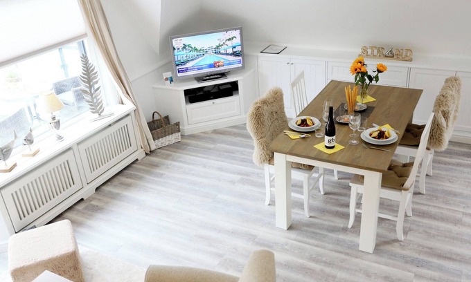 Großmorsum Apartamento | Light-flooded 2-level apartment in Morsum with west-facing balcony and parking space.