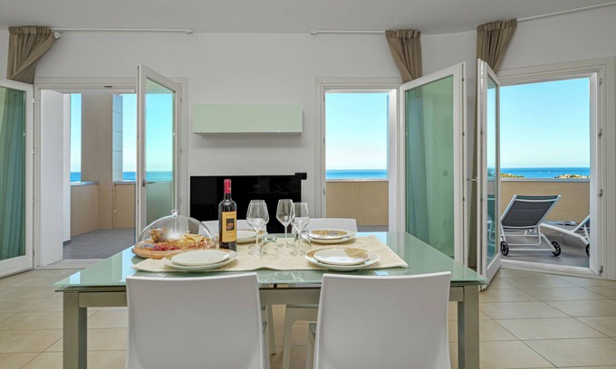 Golfo Aranci Apartamento | Apartamento luminoso "Villa Marconi 9" con vistas al mar y terraza privada
