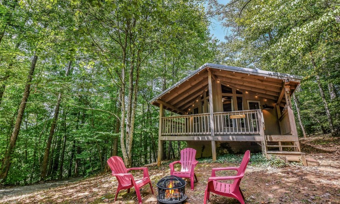 Townsend Cabina | Light'n Bug Bungalow (1-Bedroom Cabin) - Pets Allowed by RedAwning