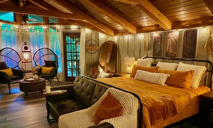 Townsend Cabina | Light'n Bug Bungalow: Pet Friendly, FREE Attraction Tickets, Hot Tub, & Firepit