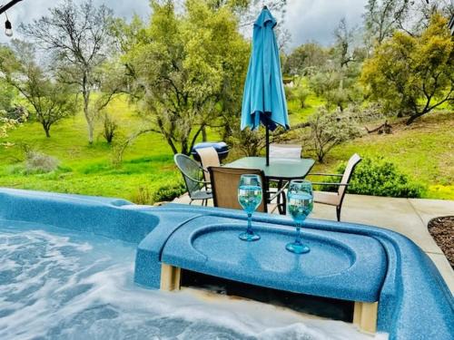 Yosemite Lakes Casa | Lighthouse Suite Pet Friendly Hot Tub Sleeps 4