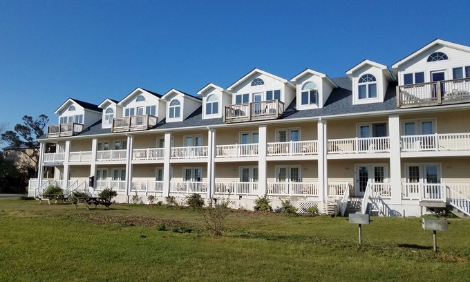 Ocracoke Condominio | Escape to 10 at Lighthouse Villas: Condominio de un dormitorio ubicado en el centro de Ocracoke Village.