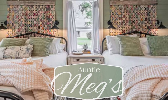 Sulphur Springs Cabaña | Lil’ Blue Cottage Near Downtown