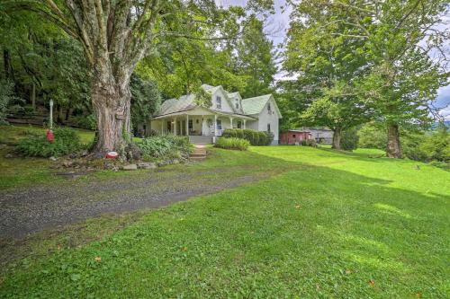 West Jefferson Casa | Lil Red Hen Cottage in the Boone Area with Hot Tub