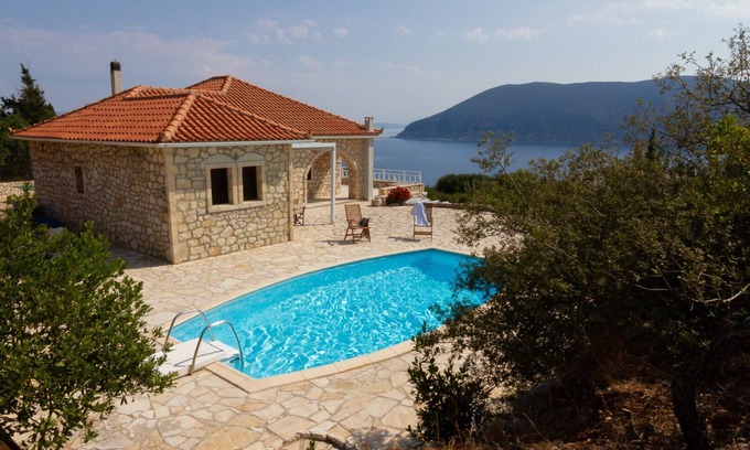 Evreti Villa | Casa de Piedra Liladi Villa con piscina privada.
