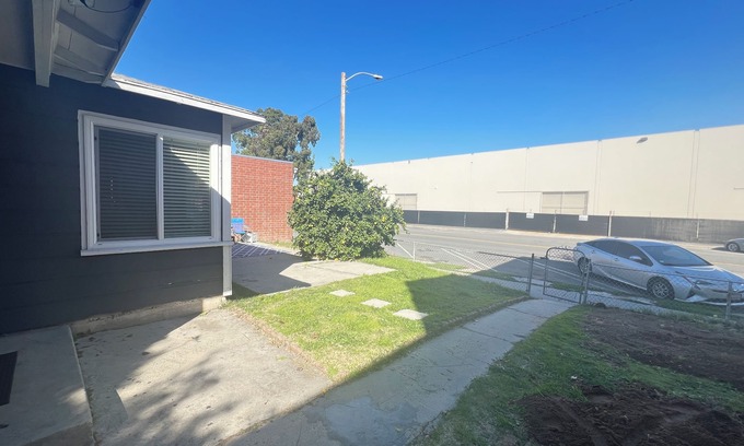 Old Town Apartamento | LiLBettys 1-bedroom apartment in serene Torrance with AC, WiFi