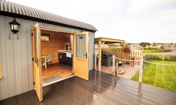 St Harmon Cabina | Lily - a shepherds hut that sleeps 3 guests in 1 bedroom
