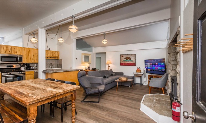 Truckee Casa | Lily Pad Modern w/Games, Smart TV's and HOA Amenities (Gym/HotTub/Sauna/Pool)