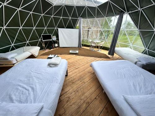 Lincoln Apartamento | Lincoln Big Dome, Hot tub, 4 beds, Projector - Groups OK