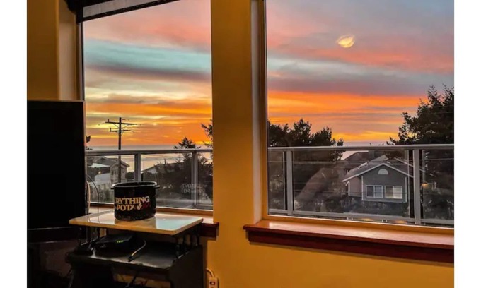 Lincoln City Casa | Lincoln City Beach House. Decks, views & surf sounds.