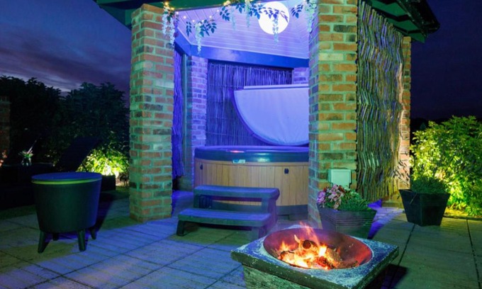 Lincoln Casa | Lincoln Holiday Retreat Cottage with Private Hot Tub