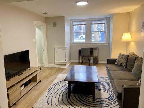 Park West Apartamento | Lincoln Park Apartment with Backyard!