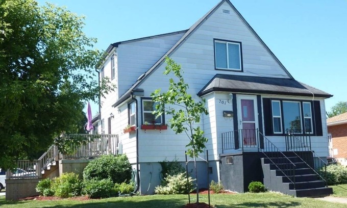 Sarnia Apartamento | Lincoln's Red Door - HUGE 4 BR/2 BA private APT