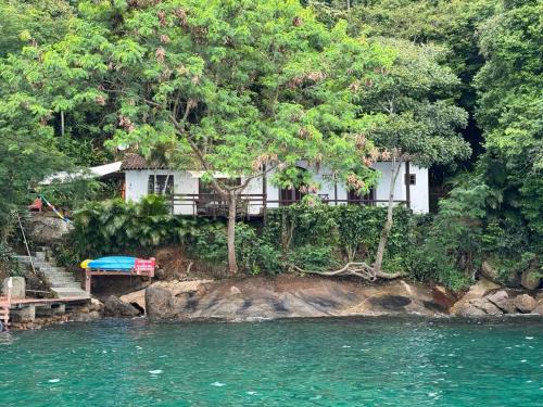 Ilha Grande Casa | Linda Casa aconchegante com 3 quartos, vista incrível e privacidade na Praia da Aripeba-Ilha Grande-acomoda 8 pessoas